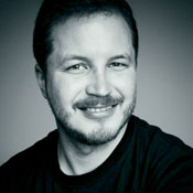 Logo/Portrait: Fotograf Andrew Stewart Logo/Portrait: Fotograf Andrew Stewart