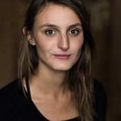 Logo/Portrait: Fotografin Célia Uhalde Logo/Portrait: Fotografin Célia Uhalde