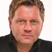 Logo/Portrait: Fotograf Tom River Logo/Portrait: Fotograf Tom River