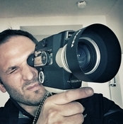 Logo/Portrait: Fotograf Stefano Levi Logo/Portrait: Fotograf Stefano Levi