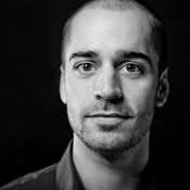 Logo/Portrait: Fotograf Lars Gruber Logo/Portrait: Fotograf Lars Gruber