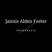 Logo/Portrait: Fotograf Jannis Alden Foster