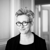 Logo/Portrait: Fotografin Dagmar Schwelle