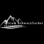 Logo/Portrait: Fotografin Miriam Schwarzfisch