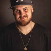 Logo/Portrait: Fotograf Alex Ahrens Logo/Portrait: Fotograf Alex Ahrens