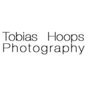 Logo/Portrait: Fotograf Tobias Hoops Photography