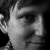 Logo/Portrait: Fotograf Dennis Hayungs Logo/Portrait: Fotograf Dennis Hayungs