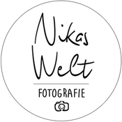 Logo/Portrait: Fotografin Nikola Krieger/Nikas Welt Logo/Portrait: Fotografin Nikola Krieger/Nikas Welt