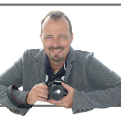 Logo/Portrait: Fotograf Simon Wickstead