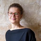 Logo/Portrait: Freie Fotografin Leona Ohsiek Logo/Portrait: Freie Fotografin Leona Ohsiek