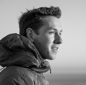 Logo/Portrait: Fotograf Tom Bush Logo/Portrait: Fotograf Tom Bush