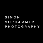 Logo/Portrait: Fotograf Simon Vorhammer
