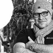 Logo/Portrait: Fotograf Dirk Thiesen Logo/Portrait: Fotograf Dirk Thiesen