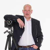 Logo/Portrait: Fotograf Michael Blahout Logo/Portrait: Fotograf Michael Blahout
