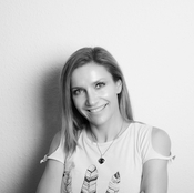 Logo/Portrait: Fotografin Eugenia Brüse Logo/Portrait: Fotografin Eugenia Brüse