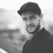 Logo/Portrait: Fotograf Dani Kangu
