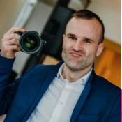 Logo/Portrait: Fotograf Rafael Rudnik Logo/Portrait: Fotograf Rafael Rudnik