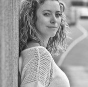 Logo/Portrait: Fotografin Gina Kühn Logo/Portrait: Fotografin Gina Kühn