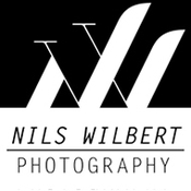 Logo/Portrait: Fotograf Nils Wilbert Photography