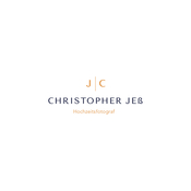 Logo/Portrait: Fotograf Christopher Jeß Logo/Portrait: Fotograf Christopher Jeß