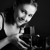 Logo/Portrait: Fotografin Ksenia Beizerova