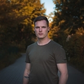 Logo/Portrait: Fotograf Chris Payne Logo/Portrait: Fotograf Chris Payne