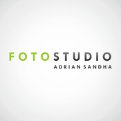 Logo/Portrait: Fotograf Adrian Sandha