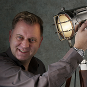 Logo/Portrait: Fotograf Tom River Logo/Portrait: Fotograf Tom River