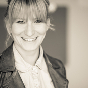 Logo/Portrait: Fotograf Sabrina Wobker Logo/Portrait: Fotograf Sabrina Wobker