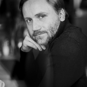 Logo/Portrait: Fotograf Corwin von Kuhwede Logo/Portrait: Fotograf Corwin von Kuhwede