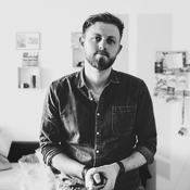 Logo/Portrait: Fotograf Dominik Crouchi Adlhoch