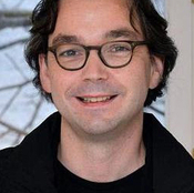 Logo/Portrait: Fotograf David Koenig Logo/Portrait: Fotograf David Koenig