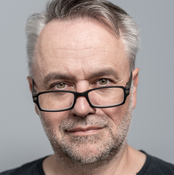 Logo/Portrait: Fotograf Dominique Leppin