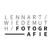 Logo/Portrait: Fotograf Lennart Wiedemuth Logo/Portrait: Fotograf Lennart Wiedemuth