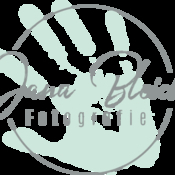Logo/Portrait: Fotograf Jana Bleich Logo/Portrait: Fotograf Jana Bleich