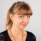 Logo/Portrait: Fotografin Rebecca Holm
