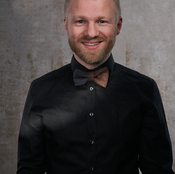 Logo/Portrait: Fotograf Flo Huber Logo/Portrait: Fotograf Flo Huber