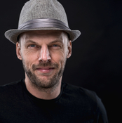 Logo/Portrait: Studio Alexander Klebe Logo/Portrait: Studio Alexander Klebe
